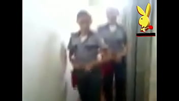 女性警察は制服を着て、ひもを見せてびっくりしています