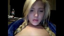 Blonde aux cheveux longs, Magy se frotte la chatte devant sa web cam PERFECT GIRLS