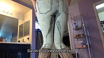 Sarah B. désespoir féminin et mouillant son jean
