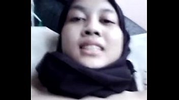 Beautiful hijaber shakes her smooth pussy because it's already great