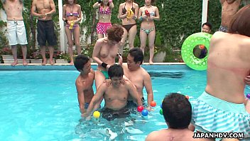 Asiatische Schlampen mit dünnem Arsch haben Spaß am Pool
