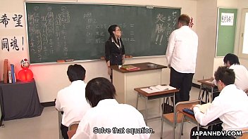 Insegnante cattiva che succhia il cazzo duro del suo stupido studente