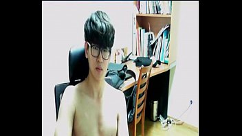 Корейский гей мастурбирует