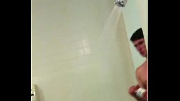 Spionage Kerl mit einem schönen Arsch in der Turnhalle Duschen