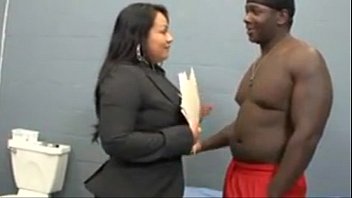 Advogado Latina fode seu homem negro em sua cela
