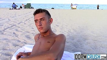 Tyler Eaten magro sendo pego na praia de nudismo
