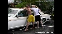 Le service de lavage de voitures Hot Jocks se transforme en foutre baise gay