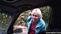 La nonna viene presa dalla strada e scopata
