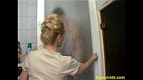 Charmante belle-mère russe baise avec elle dans la salle de bain