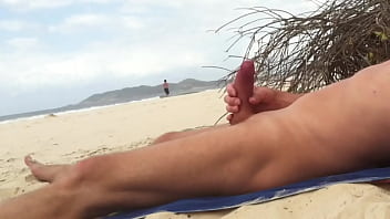 Paja en la playa nudista para jogger sexy