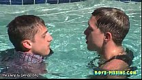 Chris und Ryan ficken und pissen im Pool