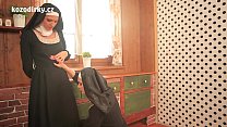 Dos monjas católicas sexy rezando juntas en el toque lésbico