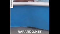 Доминиканская пара трахается и бреется в бассейне на Plena Via Publica