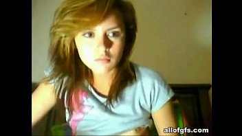 18-летняя девушка мастурбирует перед вебкамерой - больше на porncamx.com