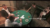 Подруга наблюдает за человеком, играющим в покер