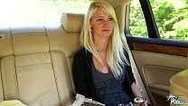 MyFirstPublic Girl lehnt sich aus dem Autofenster, um einen Schwanz zu lutschen