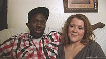 Un couple maison interracial montre ses talents devant une caméra
