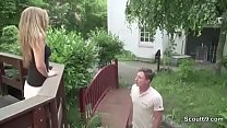 Teen Caren baise le propriétaire pour dette dans le jardin