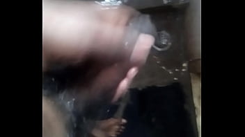 соло индийский парень мастурбирует в ванной, чтобы получить облегчение .... ждем девушек