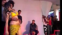 Chica india caliente bailando en el escenario