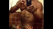 金髪がバスルームの鏡で黒人の男を吸っているwww.debocanarola.com