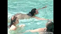 Samantha Cruz excitada transando com um cara enquanto suas namoradas nuas nadam