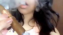 Instagramの女性の煙