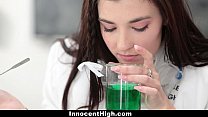 InnocentHigh - Hot Girl (Jenna Reid) baisée dans un laboratoire de chimie par un professeur