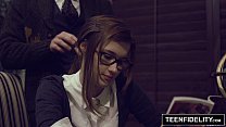 TEENFIDELITY - La petite écolière Alaina Dawson se fait crémer sur le bureau de l'enseignant