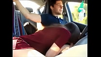 6333535 chica caliente da una mamada en el coche mientras su novio está conduciendo