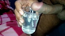sperma in un bicchiere d'acqua