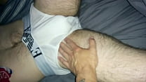 Сексуальный массаж татуированного мужчины его би-другу