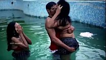 Муж трахает свою жену и друга в бассейне в тройничке