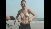 La scommessa della ragazza perduta doveva spogliarsi sulla spiaggia