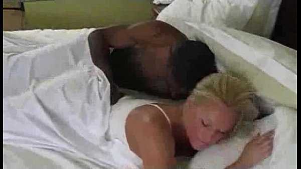 Mi Mamá Rubia Despierta por una Verga Negra Parte 1 - JustFuckHer.com