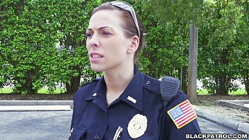 Des flics féminins découvrent un suspect noir et lui sucent la bite