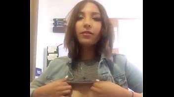 Горячая секретарша показывает свою грудь перед вебкамерой