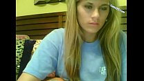 cams22.com - 18-jähriger Teenager, der Schüchternheit überwindet und perfekte Titten vor der Webcam zeigt