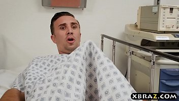 曲がりくねった看護師は、彼が彼女とセックスするまで彼女の大きなペニス患者をからかいます