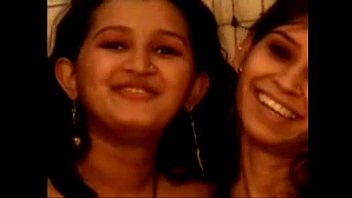 Индийская лесбиянка Desi занимается грязным сексом со страпонами в любительском видео