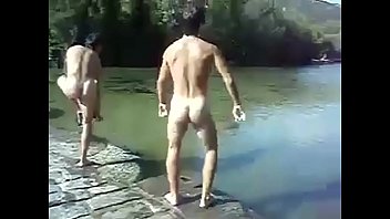 裸の男が川に飛び込む