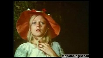 La rubia Anna Magle follada a cuatro patas en un coche en una película porno vintage
