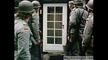 ホットブロンドはドイツのビンテージポルノで兵士に犯される