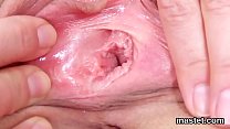 Garota tcheca excêntrica estende sua vulva apertada ao extremo