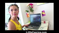 Little Caprice rigoler avec son ordinateur portable