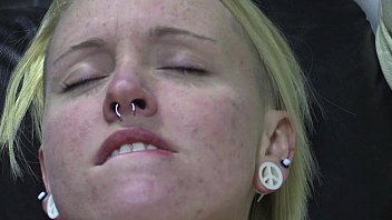 Caroline Cross em látex masturbando sua buceta com um vibrador