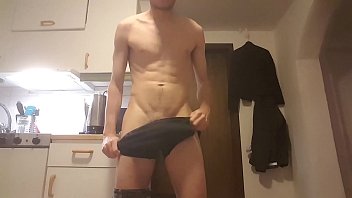 Sueco masculino desnudándose