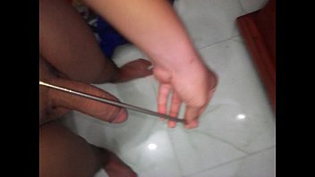 Meninos vietnamitas usam pauzinhos para fazer buracos na flauta