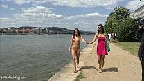 Crazy Naked Tereza mostra il suo corpo caldo sulle strade pubbliche
