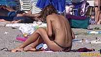 Video di fine del Voyeur della spiaggia di anni dell'adolescenza topless splendido amatoriale
